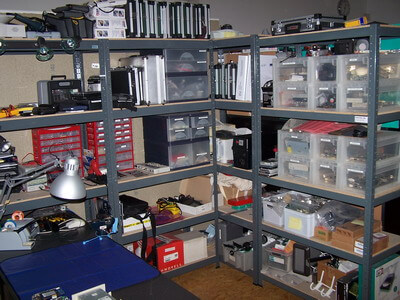 Viele Spezialwerkzeuge und eine große Auswahl an Ersatzeilen für Drucker, Notebooks, PCs