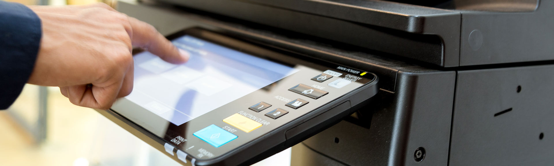 Servicemitarbeiter richtet Laserdrucker-Kopiermaschine ein